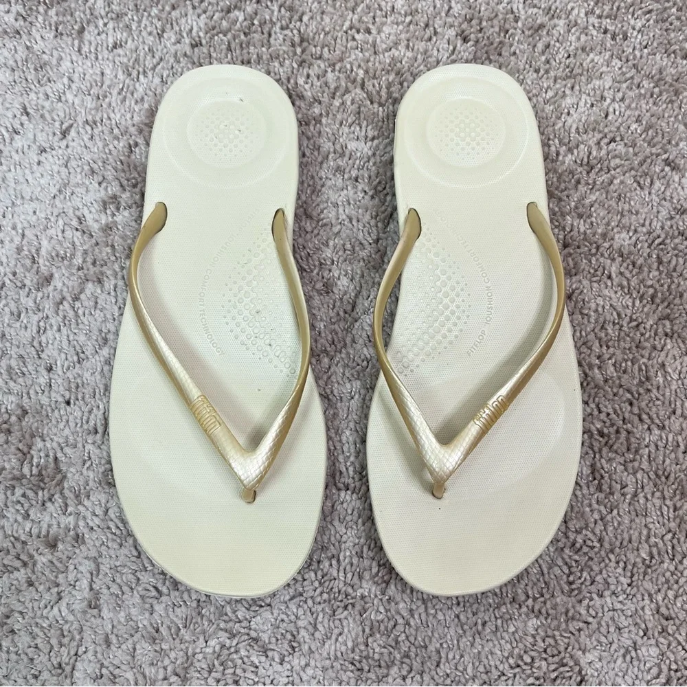 FitFlop iQushion Ergonomic Women’s Lightweight Gold Flip-Flops Sandals Size 9 - Picture 3 of 12